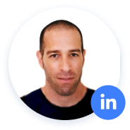 プロフィール写真に LinkedIn のロゴが付いたハゲの男性。
