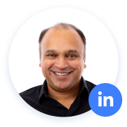 円形のフレームに LinkedIn のロゴを持つ笑顔の男性。